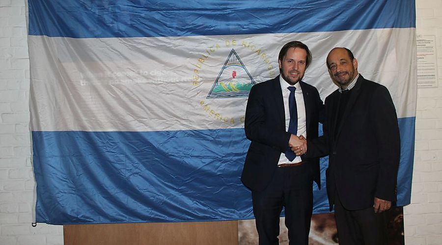 Ambassadeur Nicaragua bezoekt sigarenfabriek in Handzame