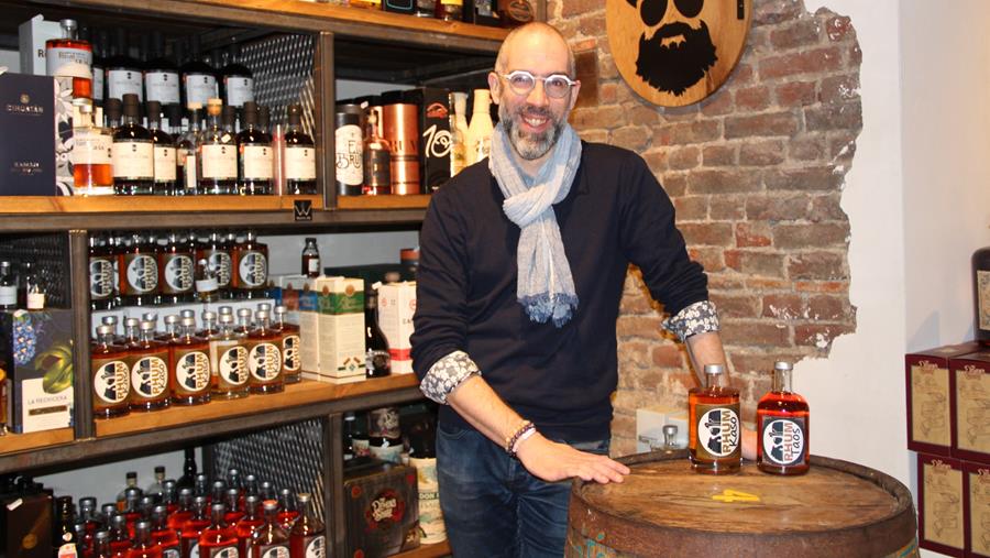 Een atypische krantenwinkel met luxe gedistilleerde dranken