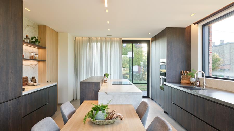 Een keuken waar hout, keramiek en inox samenvloeien