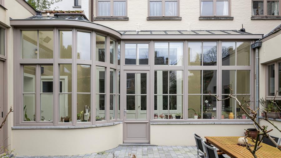 Une nouvelle orangerie restaure le charme d'une maison de maître de Bruges