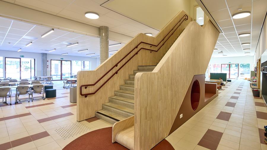 Trap en glijbaan vormen één speels geheel